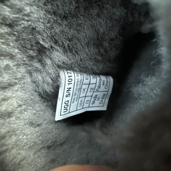 Size 13 gray uggs - Picture 6 of 6